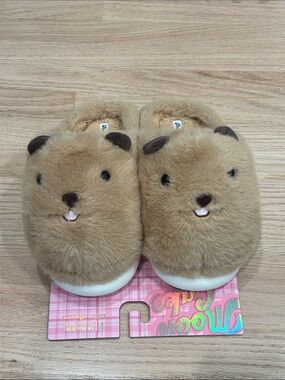 NWT Moon Cake Plush Capybara Slippers in Light Brown - W9/10(L)